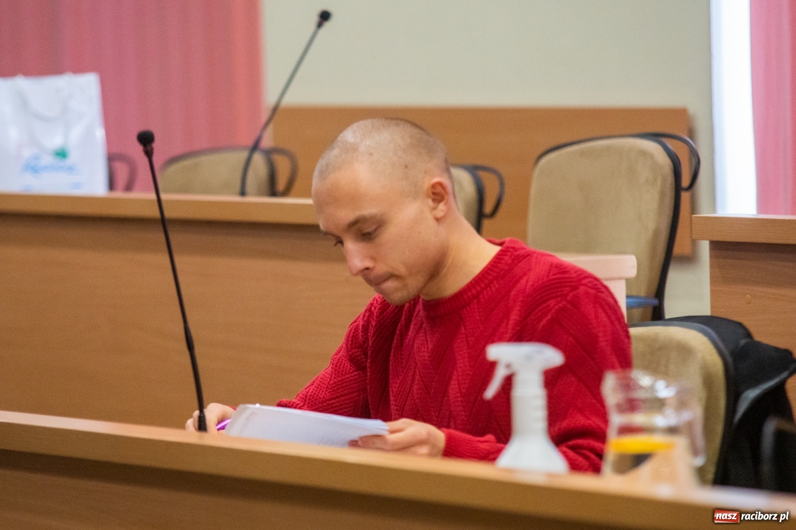 Zdjęcie w galerii na portalu naszraciborz.pl: Smutne lodowisko i plac zabaw na Kochanowskiego  wiadomości z regionu