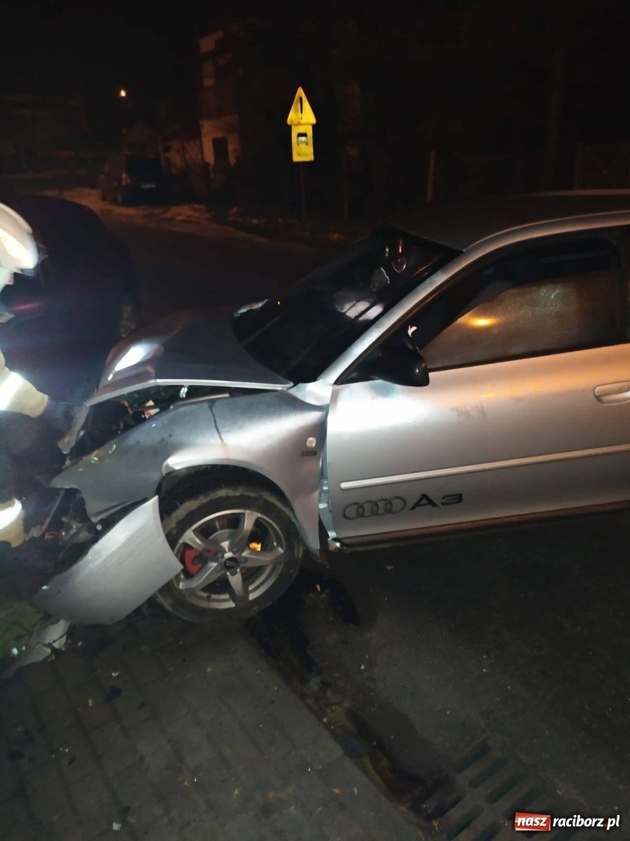 Zdjęcie w galerii na portalu naszraciborz.pl: Zderzenie audi i mazdy w Kobyli [FOTO] wiadomości z regionu
