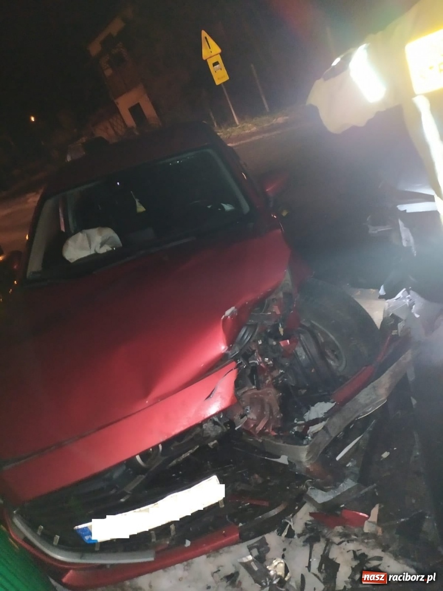 Zdjęcie w galerii na portalu naszraciborz.pl: Zderzenie audi i mazdy w Kobyli [FOTO] wiadomości z regionu