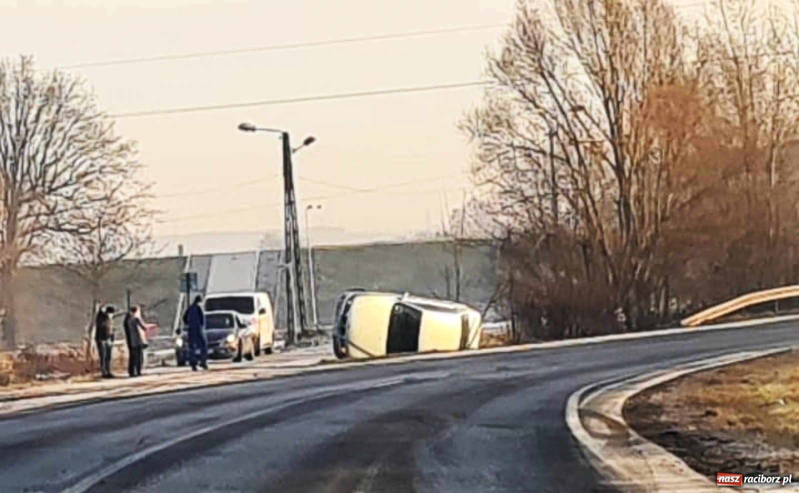 Zdjęcie w galerii na portalu naszraciborz.pl: Raport 998. Pożar renault w Raciborzu, dachowanie groźne znalezisko na Stalmacha wiadomości z regionu