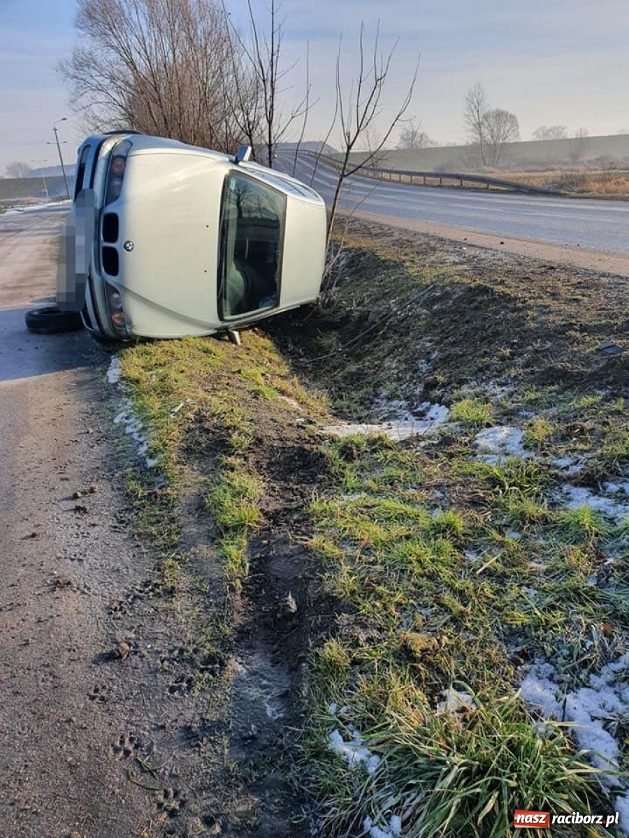Zdjęcie w galerii na portalu naszraciborz.pl: Raport 998. Pożar renault w Raciborzu, dachowanie groźne znalezisko na Stalmacha wiadomości z regionu