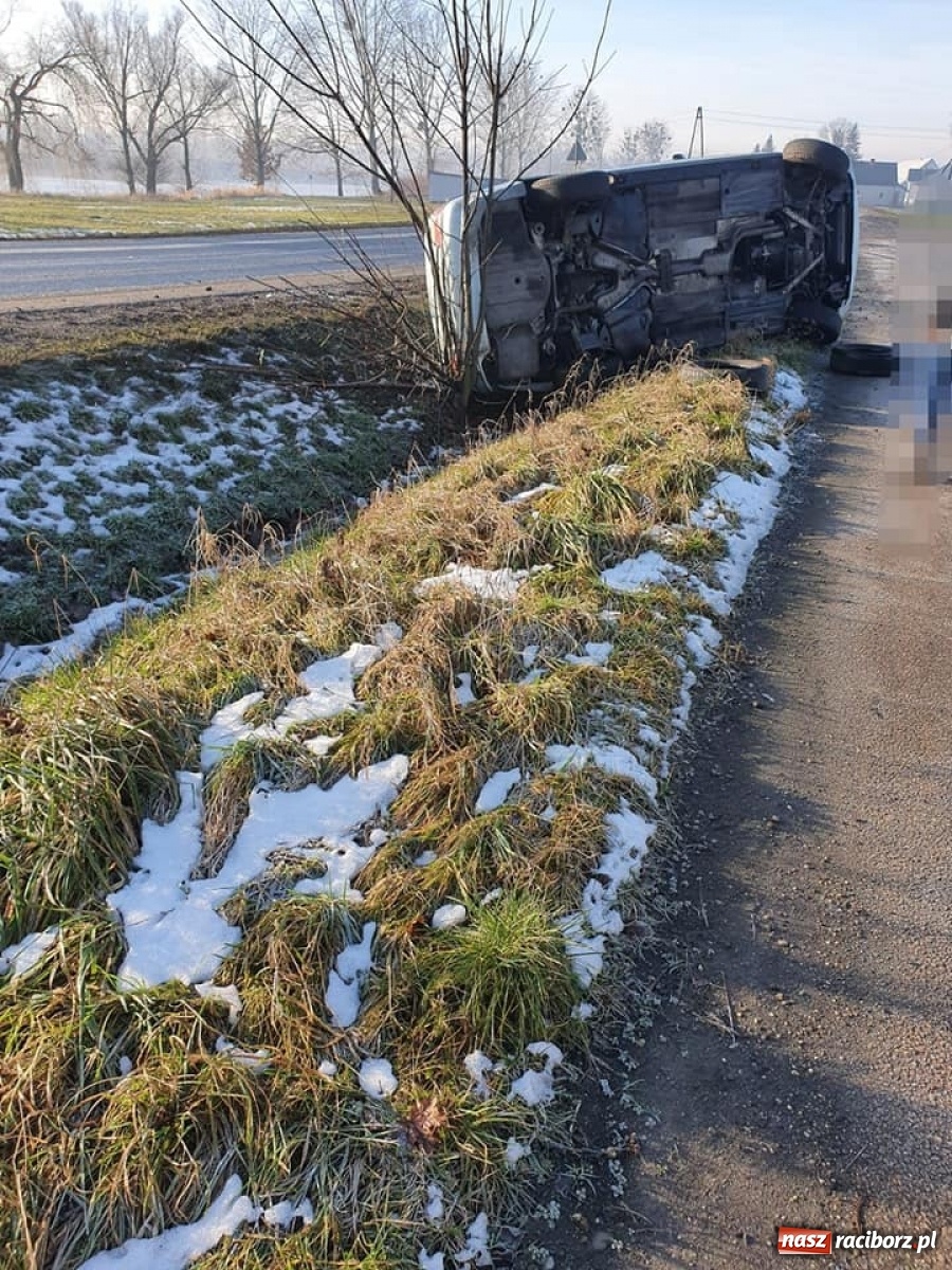 Zdjęcie w galerii na portalu naszraciborz.pl: Raport 998. Pożar renault w Raciborzu, dachowanie groźne znalezisko na Stalmacha wiadomości z regionu