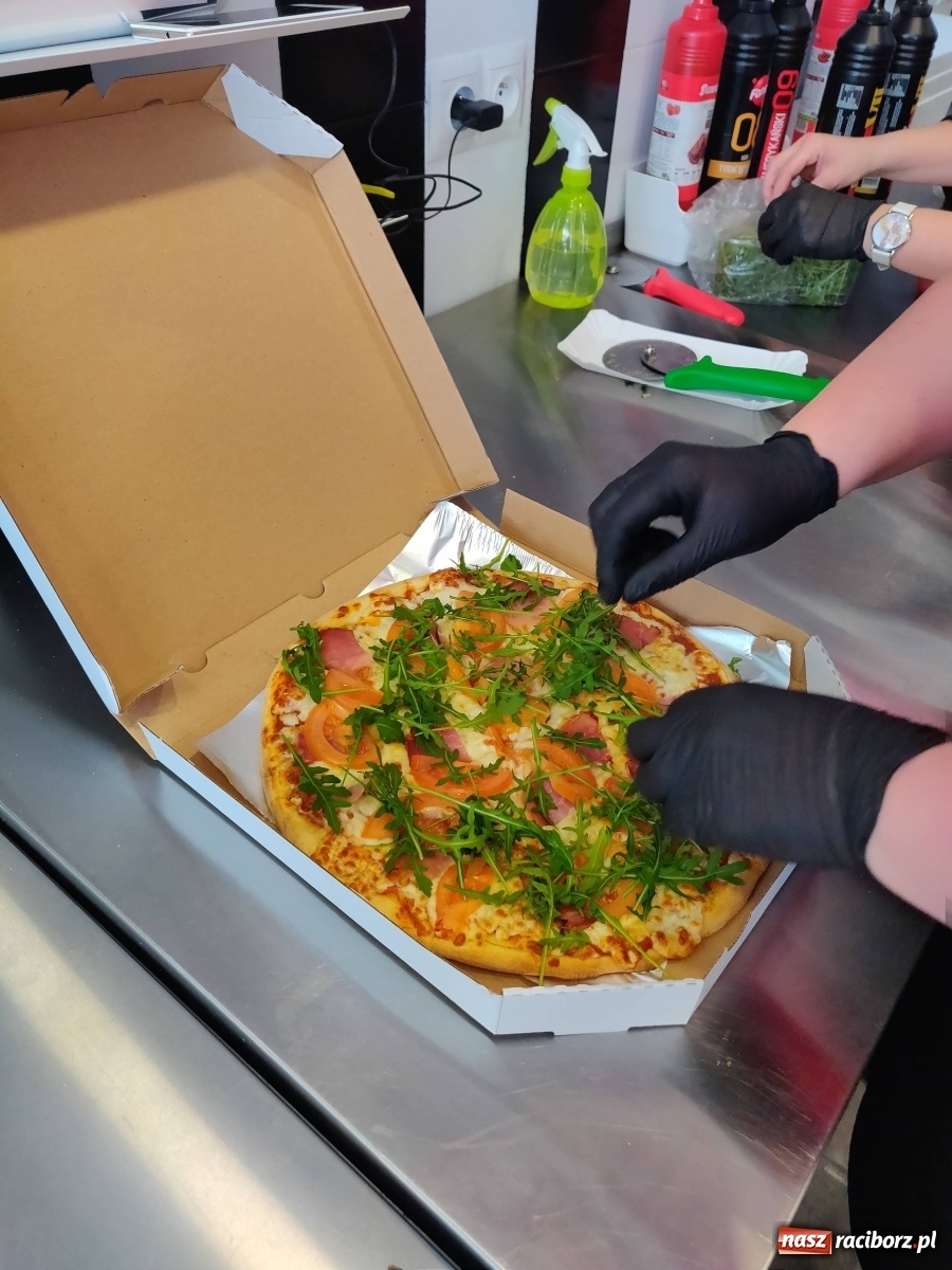 Zdjęcie w galerii na portalu naszraciborz.pl: Pizza w centrum uwagi. Po prostu bierz i jedz! wiadomości z regionu
