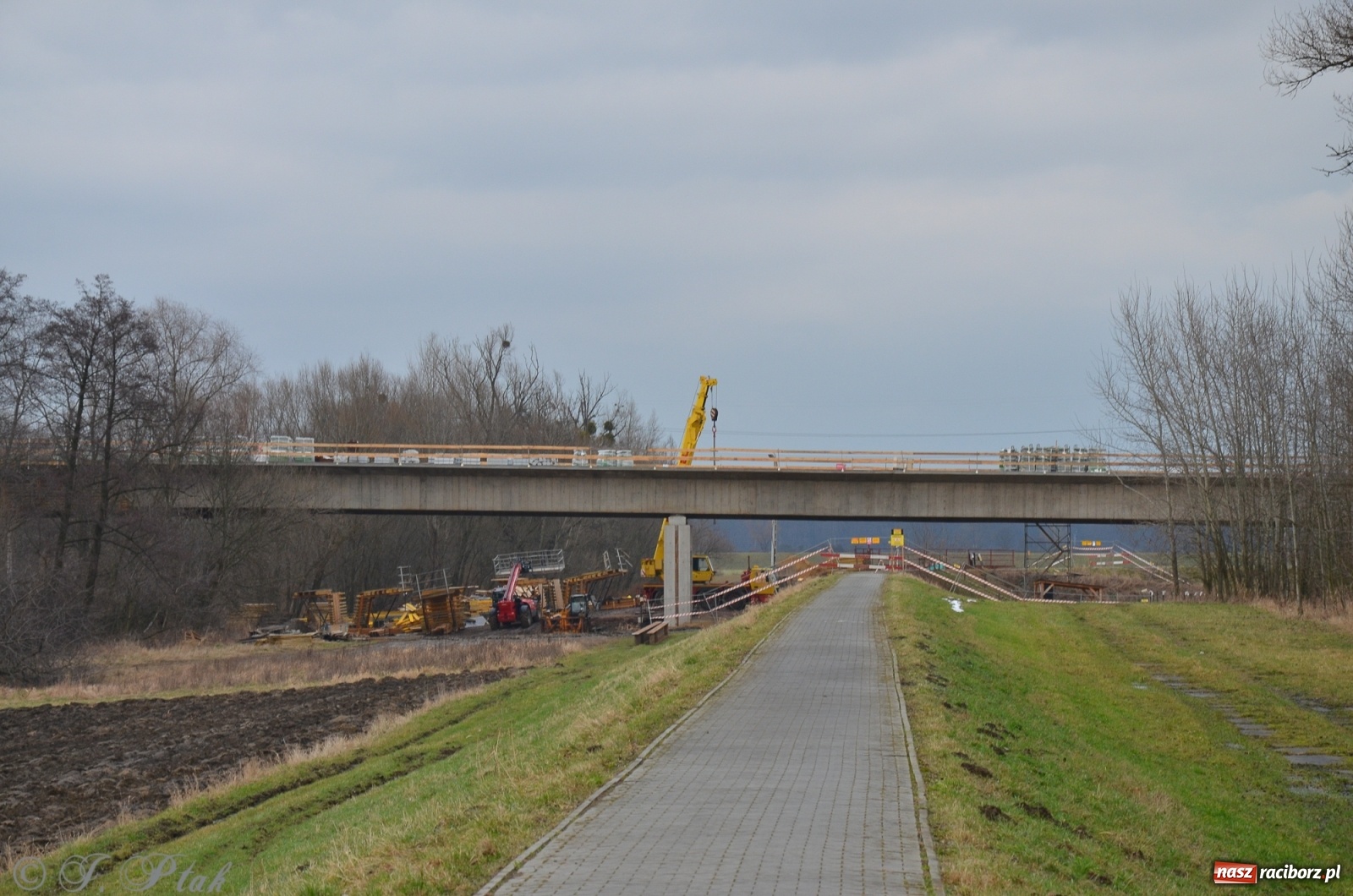 Zdjęcie w galerii na portalu naszraciborz.pl: Nowy most za żwirowniami na Ostrogu [FOTO]  wiadomości z regionu