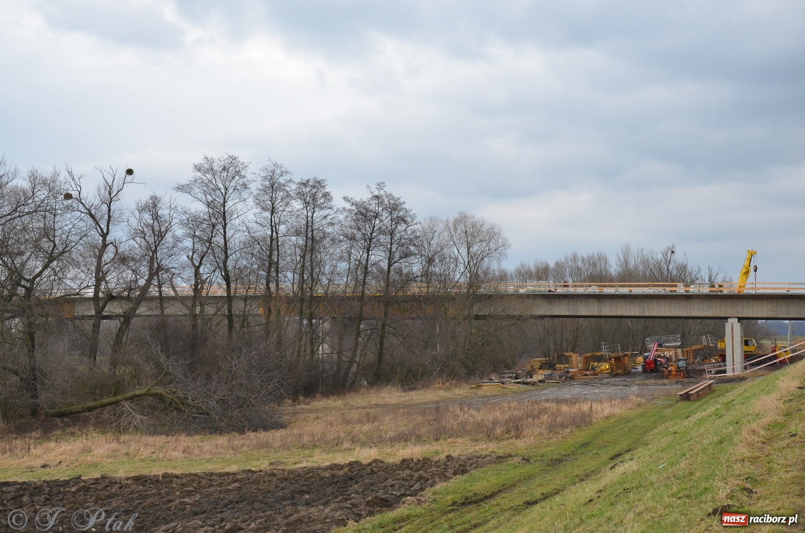 Zdjęcie w galerii na portalu naszraciborz.pl: Nowy most za żwirowniami na Ostrogu [FOTO]  wiadomości z regionu