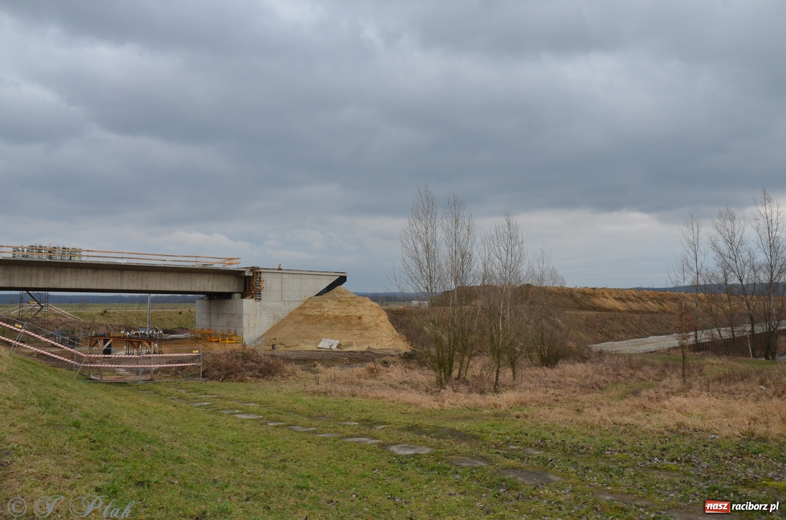 Zdjęcie w galerii na portalu naszraciborz.pl: Nowy most za żwirowniami na Ostrogu [FOTO]  wiadomości z regionu