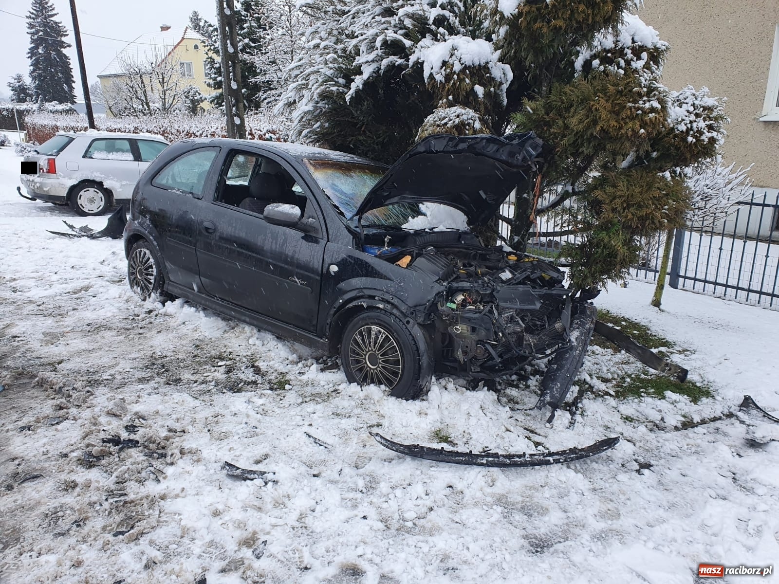 Zdjęcie w galerii na portalu naszraciborz.pl: Czołowe zderzenie na trasie Bieńkowice-Tworków [FOTO] wiadomości z regionu