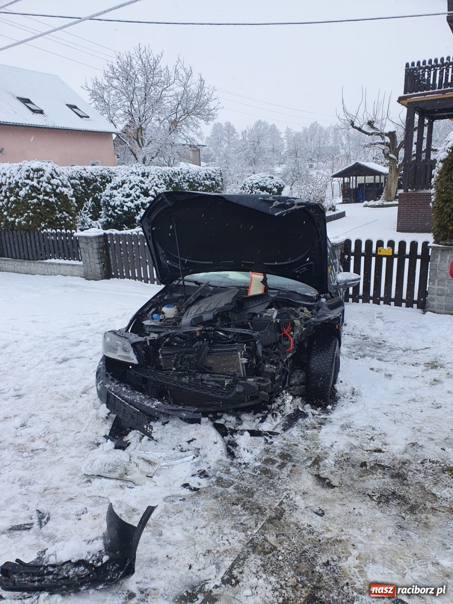 Zdjęcie w galerii na portalu naszraciborz.pl: Czołowe zderzenie na trasie Bieńkowice-Tworków [FOTO] wiadomości z regionu