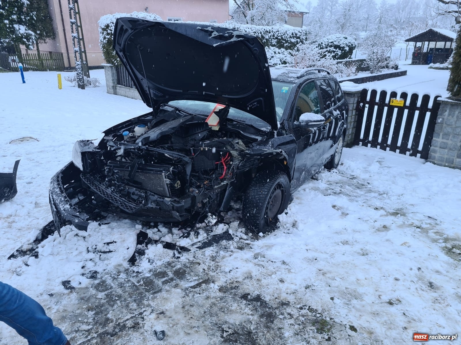 Zdjęcie w galerii na portalu naszraciborz.pl: Czołowe zderzenie na trasie Bieńkowice-Tworków [FOTO] wiadomości z regionu