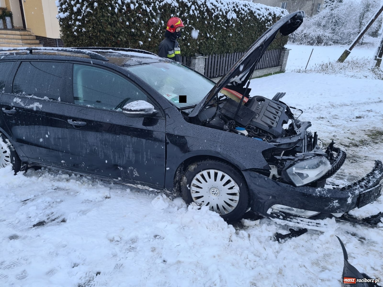 Zdjęcie w galerii na portalu naszraciborz.pl: Czołowe zderzenie na trasie Bieńkowice-Tworków [FOTO] wiadomości z regionu