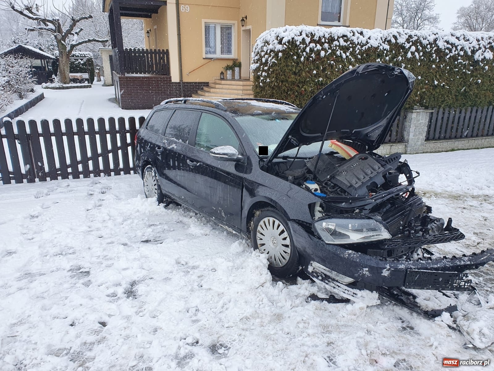 Zdjęcie w galerii na portalu naszraciborz.pl: Czołowe zderzenie na trasie Bieńkowice-Tworków [FOTO] wiadomości z regionu