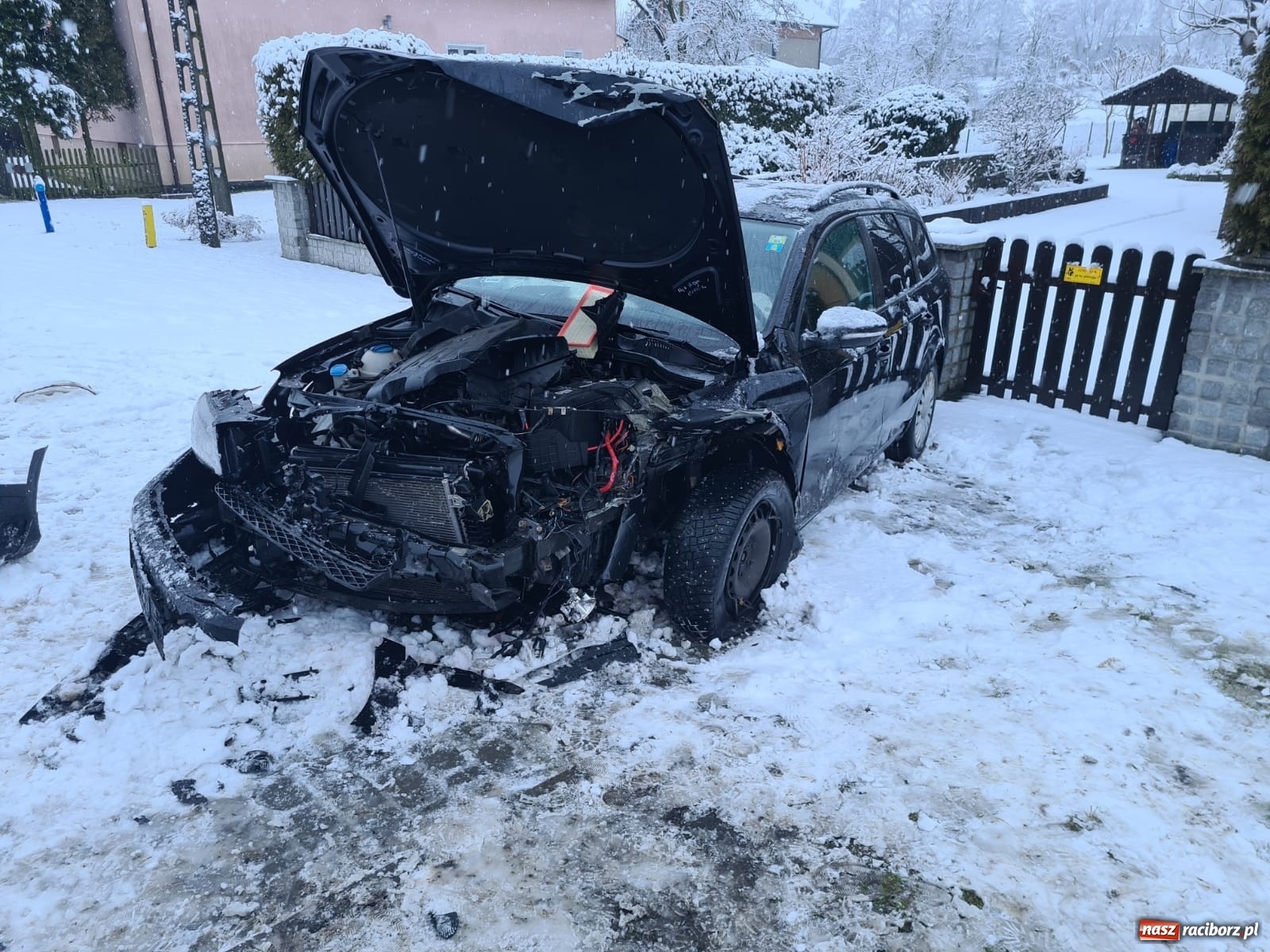 Zdjęcie w galerii na portalu naszraciborz.pl: Czołowe zderzenie na trasie Bieńkowice-Tworków [FOTO] wiadomości z regionu
