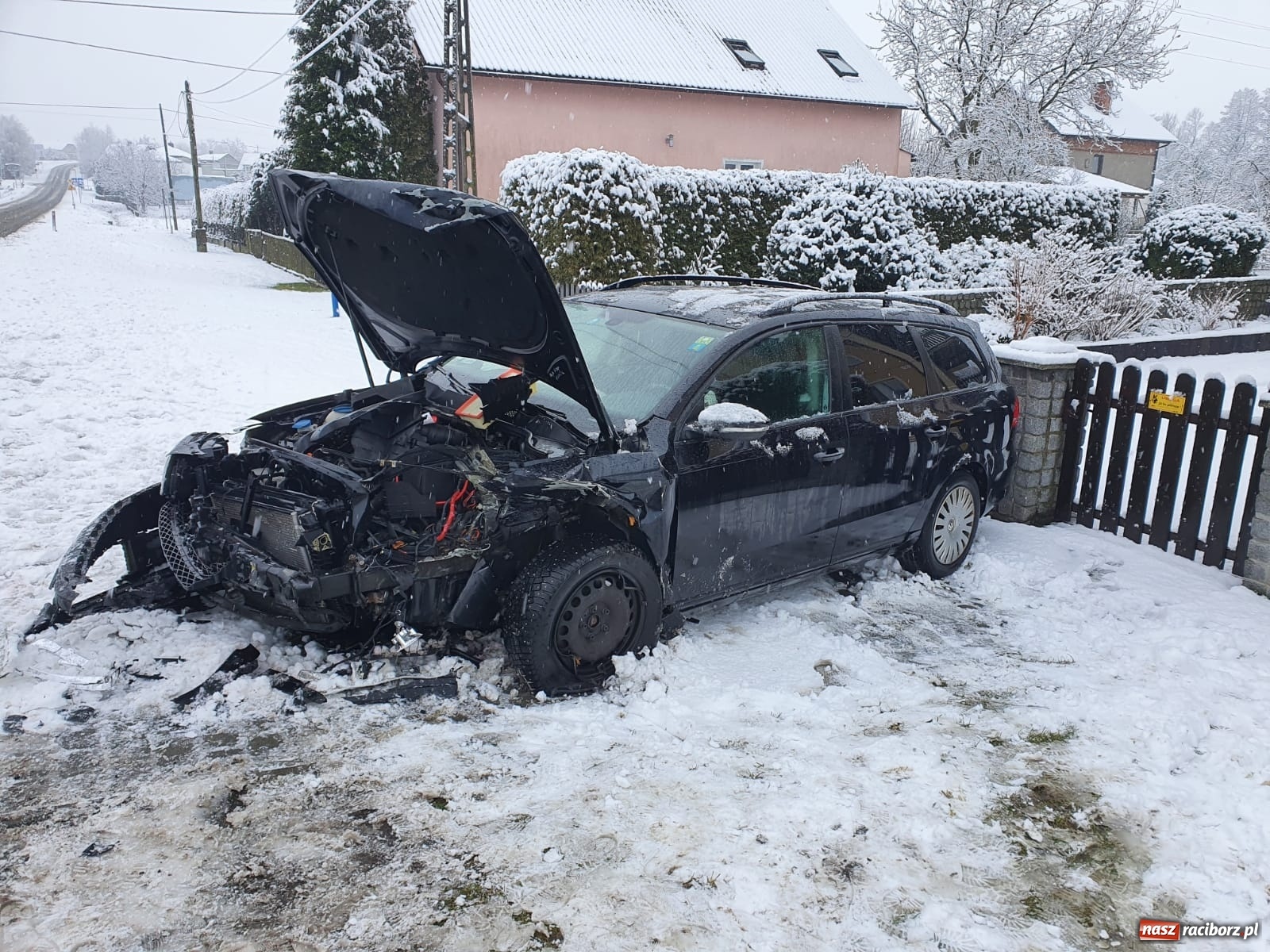 Zdjęcie w galerii na portalu naszraciborz.pl: Czołowe zderzenie na trasie Bieńkowice-Tworków [FOTO] wiadomości z regionu