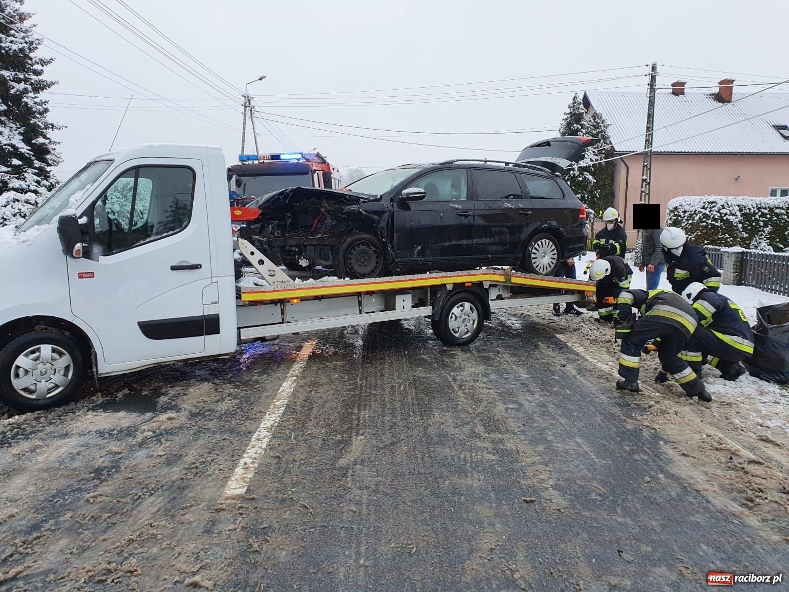 Zdjęcie w galerii na portalu naszraciborz.pl: Czołowe zderzenie na trasie Bieńkowice-Tworków [FOTO] wiadomości z regionu