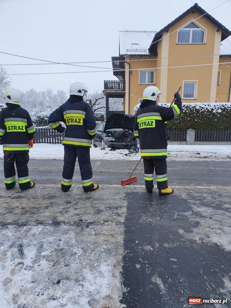 Zdjęcie w galerii na portalu naszraciborz.pl: Czołowe zderzenie na trasie Bieńkowice-Tworków [FOTO] wiadomości z regionu