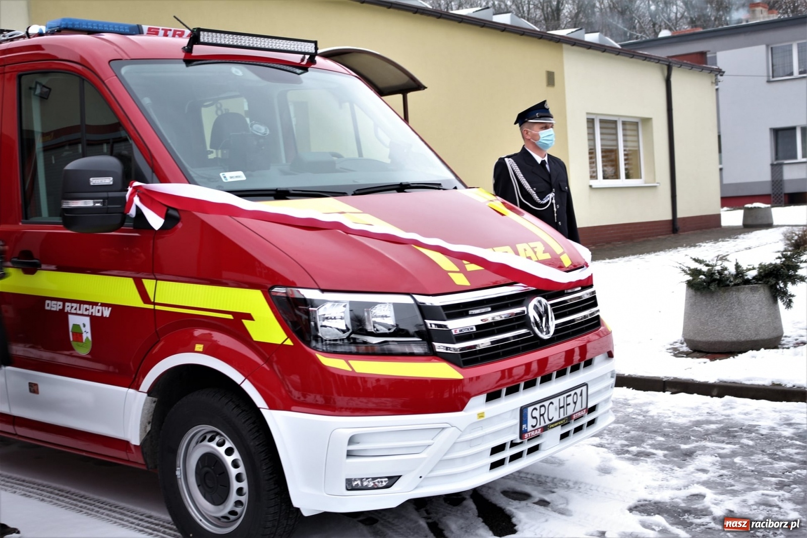Zdjęcie w galerii na portalu naszraciborz.pl: Strażacy z Rzuchowa odebrali kluczyki do nowego wozu  wiadomości z regionu