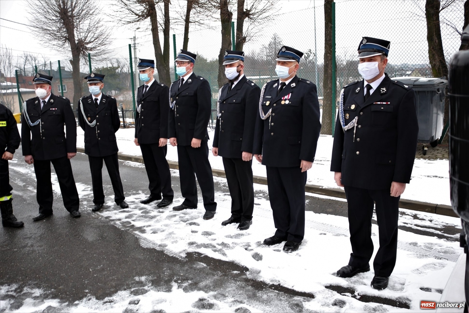 Zdjęcie w galerii na portalu naszraciborz.pl: Strażacy z Rzuchowa odebrali kluczyki do nowego wozu  wiadomości z regionu