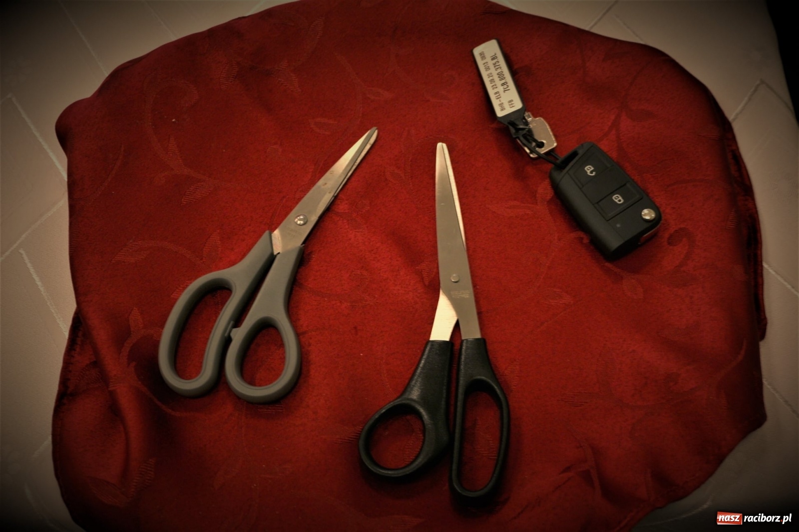 Zdjęcie w galerii na portalu naszraciborz.pl: Strażacy z Rzuchowa odebrali kluczyki do nowego wozu  wiadomości z regionu