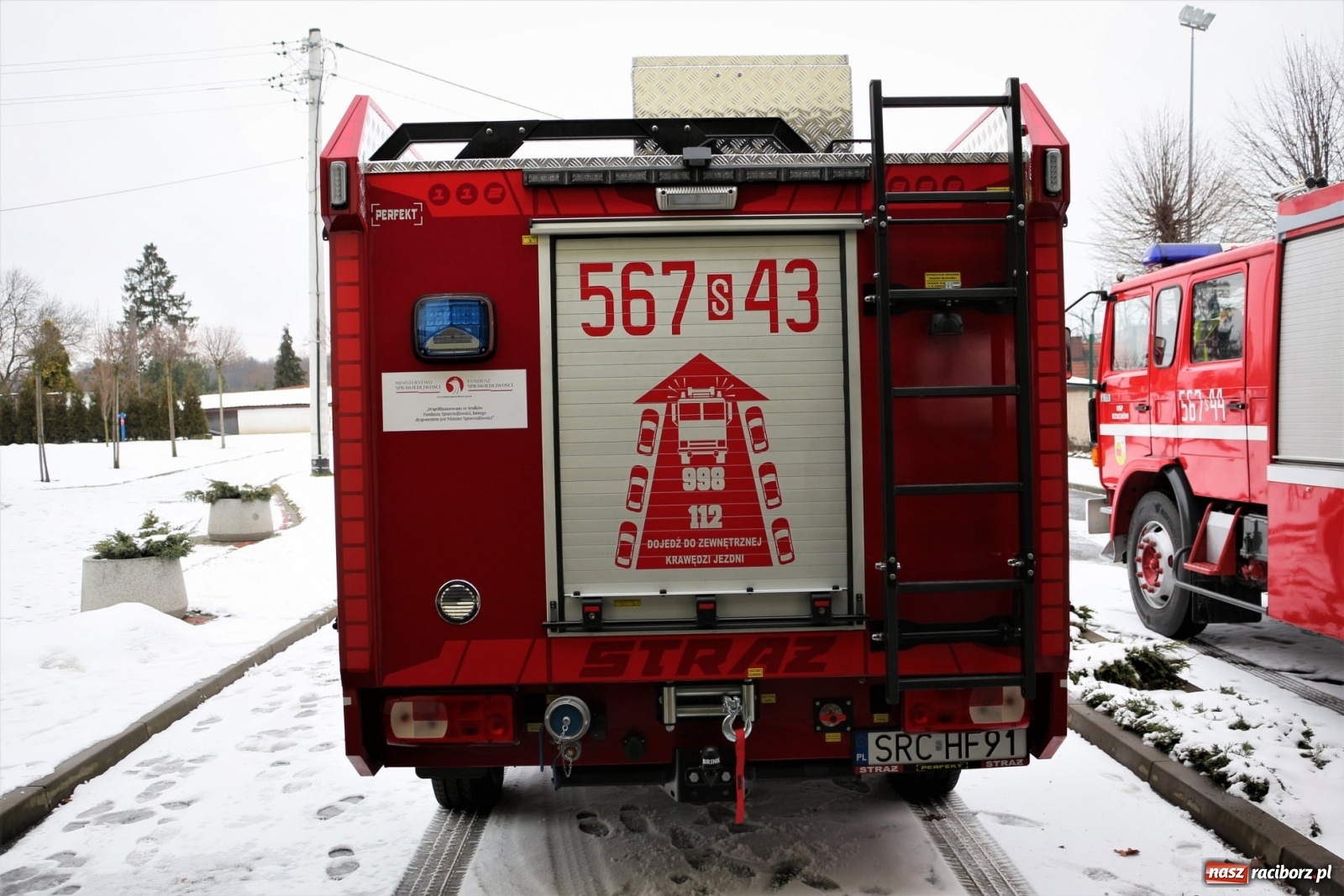 Zdjęcie w galerii na portalu naszraciborz.pl: Strażacy z Rzuchowa odebrali kluczyki do nowego wozu  wiadomości z regionu