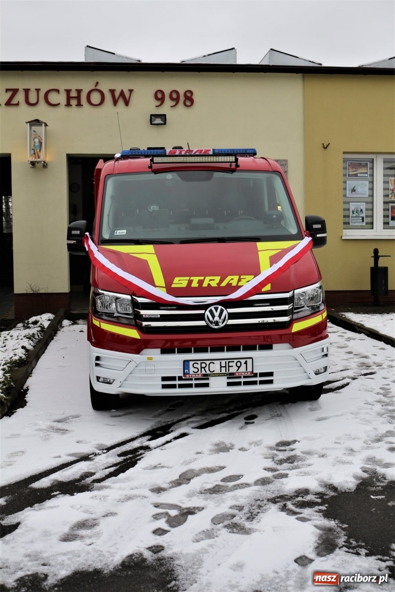 Zdjęcie w galerii na portalu naszraciborz.pl: Strażacy z Rzuchowa odebrali kluczyki do nowego wozu  wiadomości z regionu