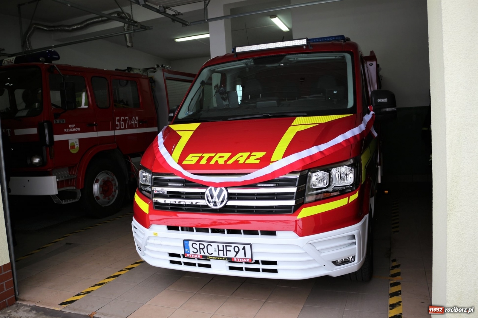 Zdjęcie w galerii na portalu naszraciborz.pl: Strażacy z Rzuchowa odebrali kluczyki do nowego wozu  wiadomości z regionu