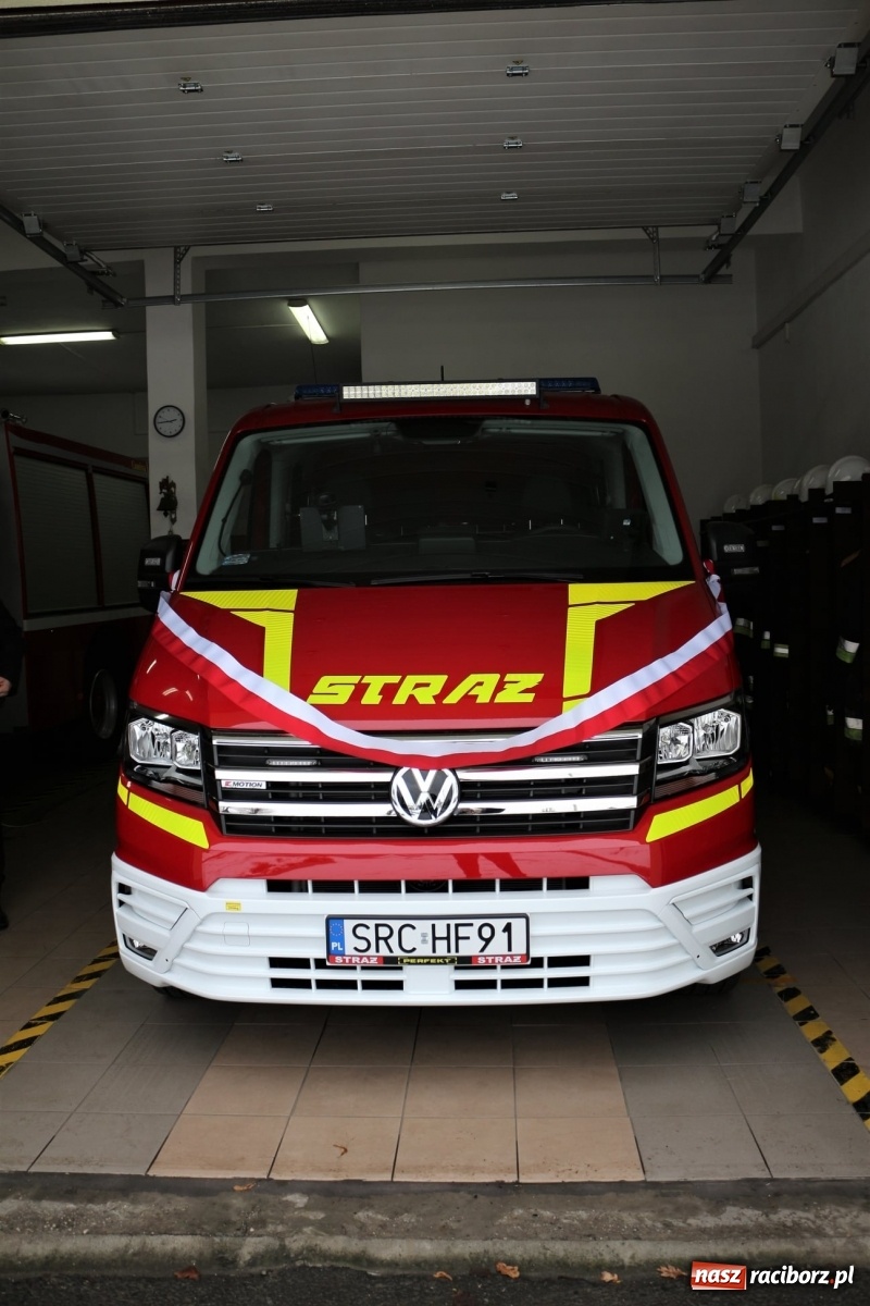Zdjęcie w galerii na portalu naszraciborz.pl: Strażacy z Rzuchowa odebrali kluczyki do nowego wozu  wiadomości z regionu
