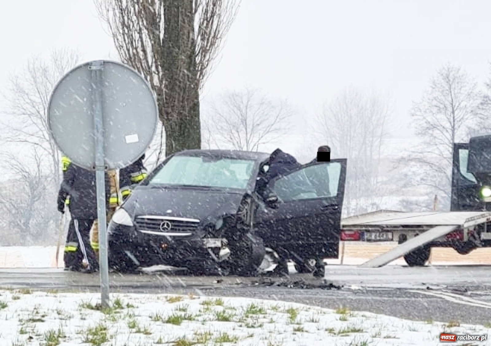 Zdjęcie w galerii na portalu naszraciborz.pl: Zderzenie mercedesa i hondy w Rzuchowie wiadomości z regionu