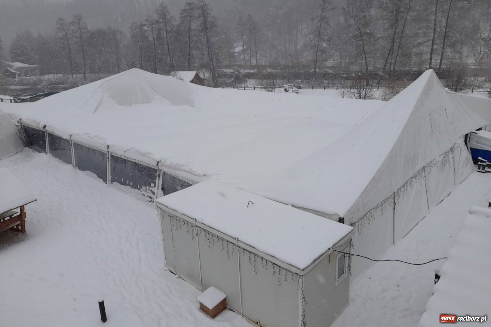 Zdjęcie w galerii na portalu naszraciborz.pl: Zawalił się płócienny dach nad lodowiskiem. Czy materiał pcw to dobre rozwiązanie dla Raciborza? wiadomości z regionu