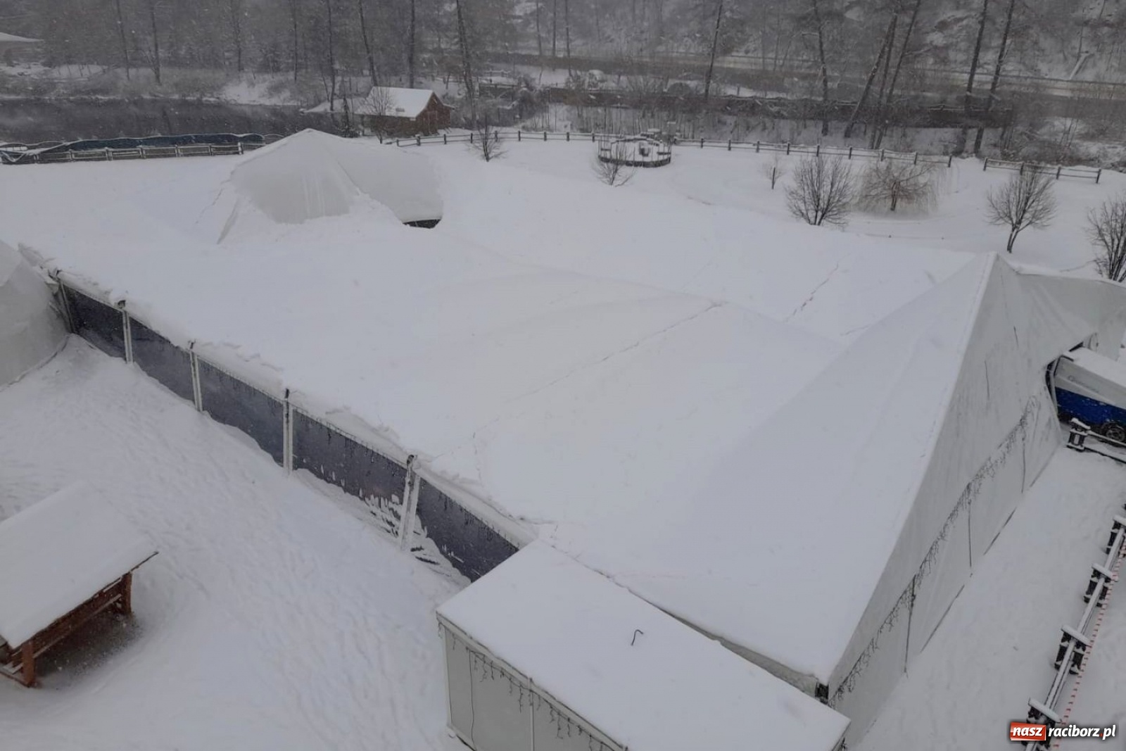 Zdjęcie w galerii na portalu naszraciborz.pl: Zawalił się płócienny dach nad lodowiskiem. Czy materiał pcw to dobre rozwiązanie dla Raciborza? wiadomości z regionu