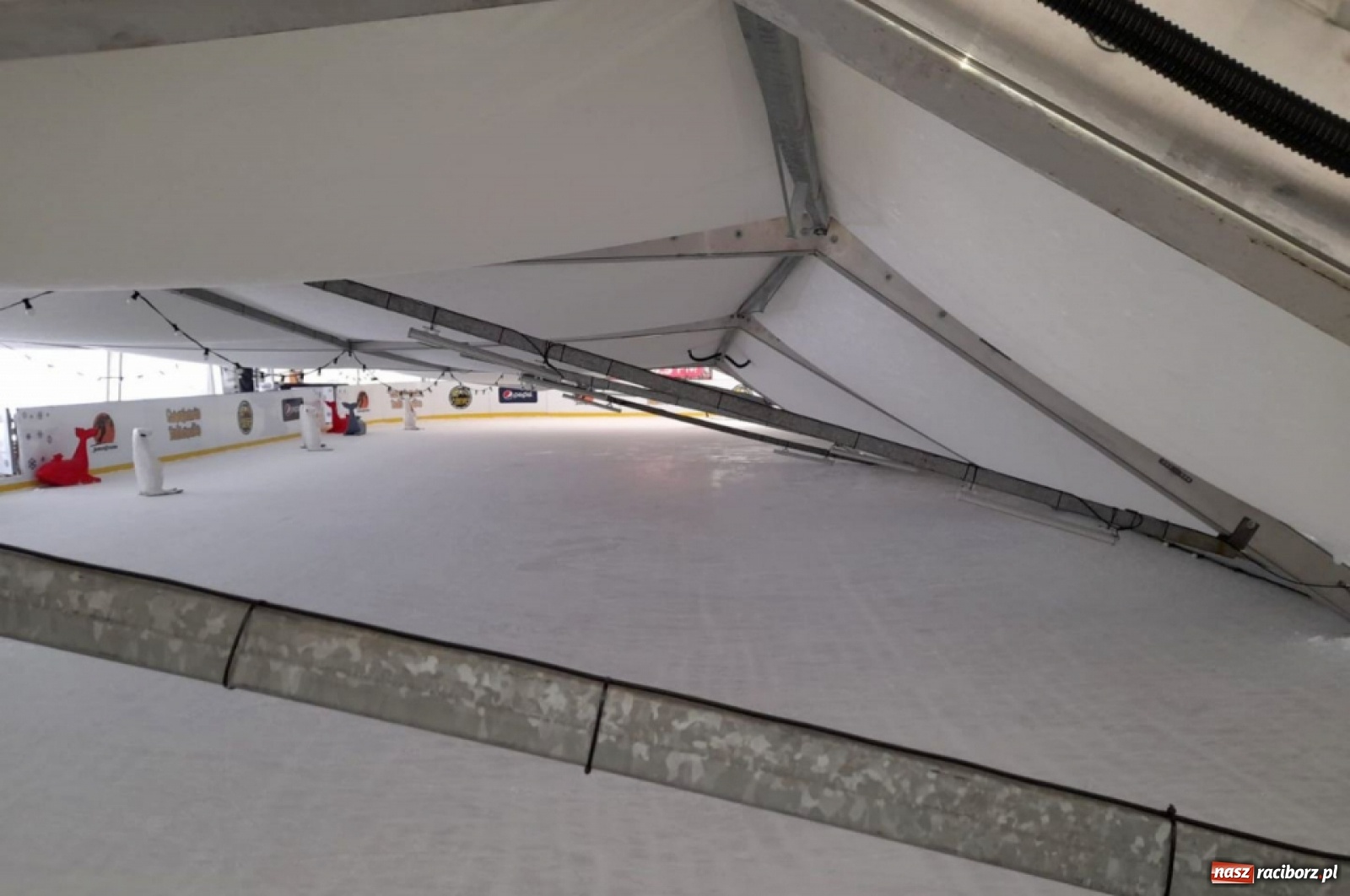Zdjęcie w galerii na portalu naszraciborz.pl: Zawalił się płócienny dach nad lodowiskiem. Czy materiał pcw to dobre rozwiązanie dla Raciborza? wiadomości z regionu