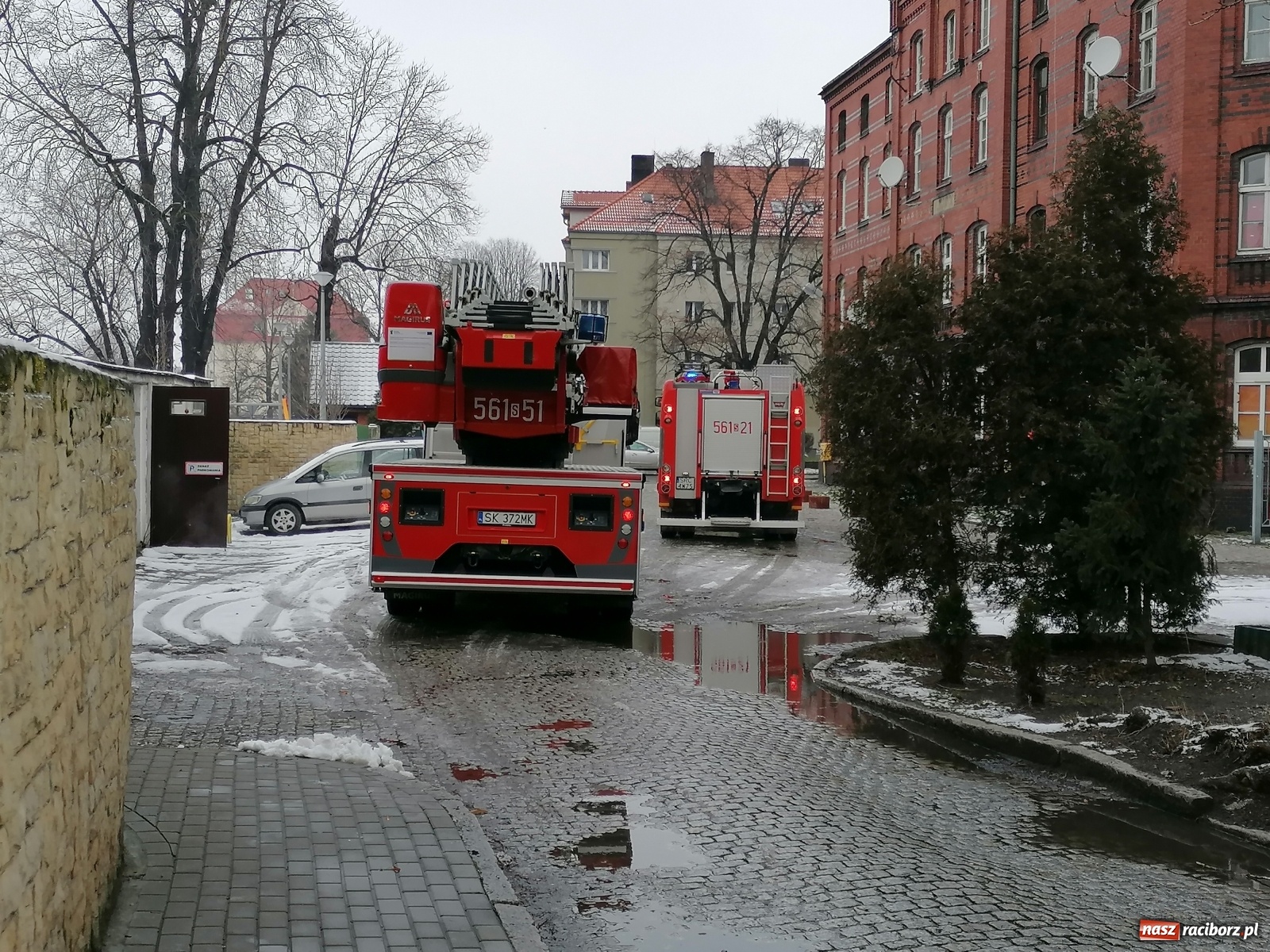 Zdjęcie w galerii na portalu naszraciborz.pl: Strażacka interwencja na Stalmacha. Lokator opalał kable wiadomości z regionu