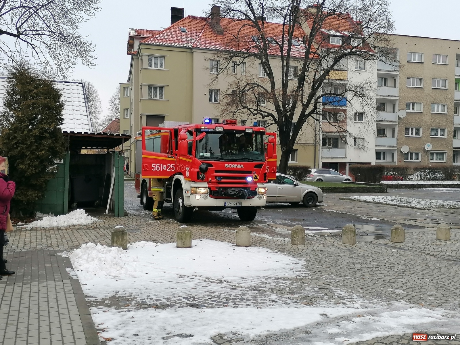 Zdjęcie w galerii na portalu naszraciborz.pl: Strażacka interwencja na Stalmacha. Lokator opalał kable wiadomości z regionu