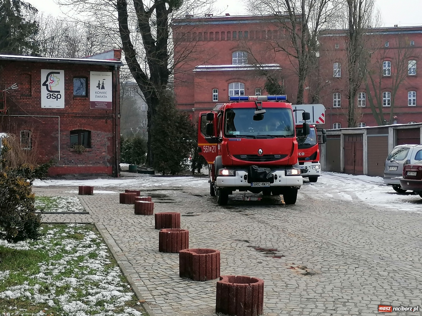 Zdjęcie w galerii na portalu naszraciborz.pl: Strażacka interwencja na Stalmacha. Lokator opalał kable wiadomości z regionu