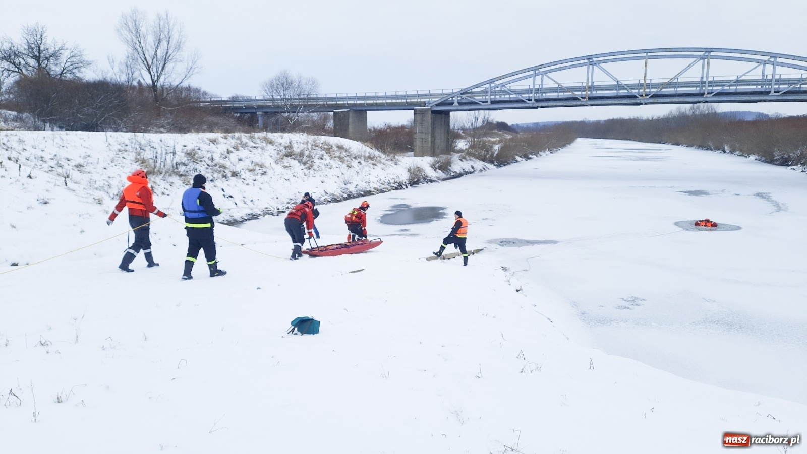 Zdjęcie w galerii na portalu naszraciborz.pl: Raciborscy strażacy ćwiczyli na ślepej Uldze wiadomości z regionu