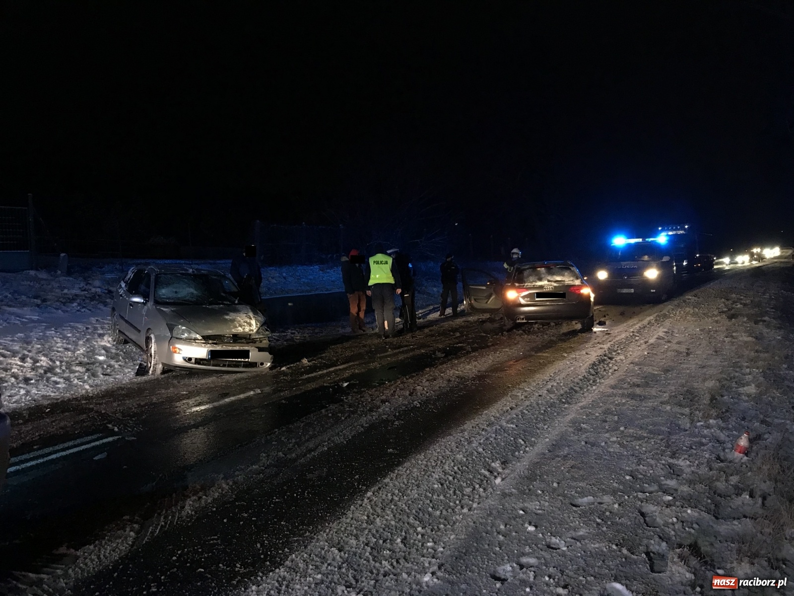 Zdjęcie w galerii na portalu naszraciborz.pl: Czołowe zderzenie na Brzeskiej. Fatalne warunki na drogach [FOTO] wiadomości z regionu