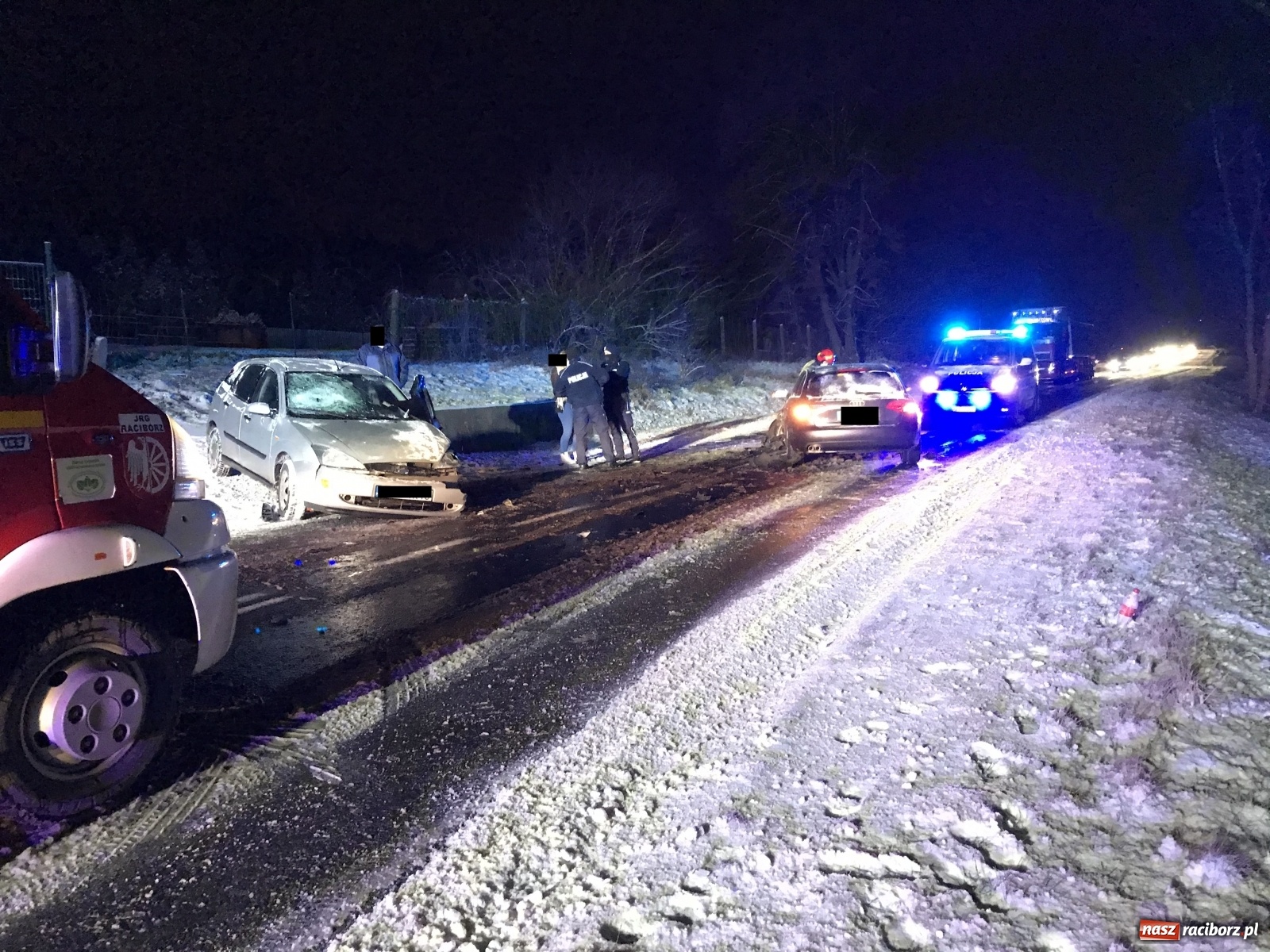 Zdjęcie w galerii na portalu naszraciborz.pl: Czołowe zderzenie na Brzeskiej. Fatalne warunki na drogach [FOTO] wiadomości z regionu