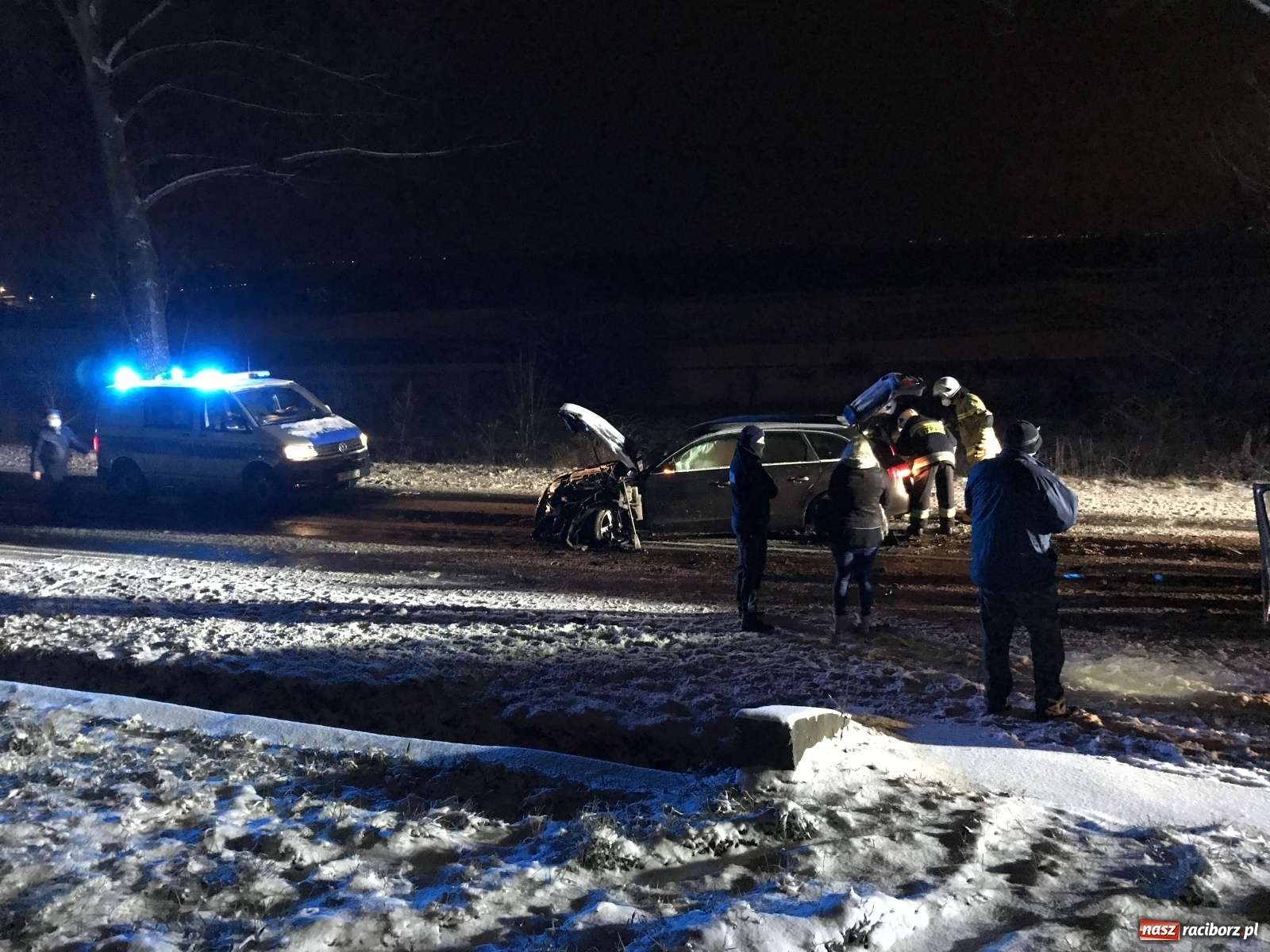 Zdjęcie w galerii na portalu naszraciborz.pl: Czołowe zderzenie na Brzeskiej. Fatalne warunki na drogach [FOTO] wiadomości z regionu