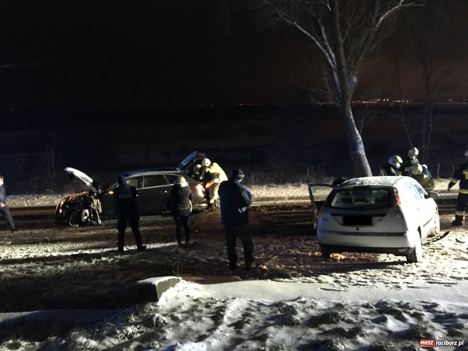 Zdjęcie w galerii na portalu naszraciborz.pl: Czołowe zderzenie na Brzeskiej. Fatalne warunki na drogach [FOTO] wiadomości z regionu