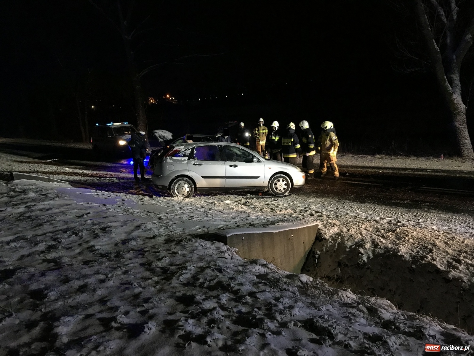 Zdjęcie w galerii na portalu naszraciborz.pl: Czołowe zderzenie na Brzeskiej. Fatalne warunki na drogach [FOTO] wiadomości z regionu