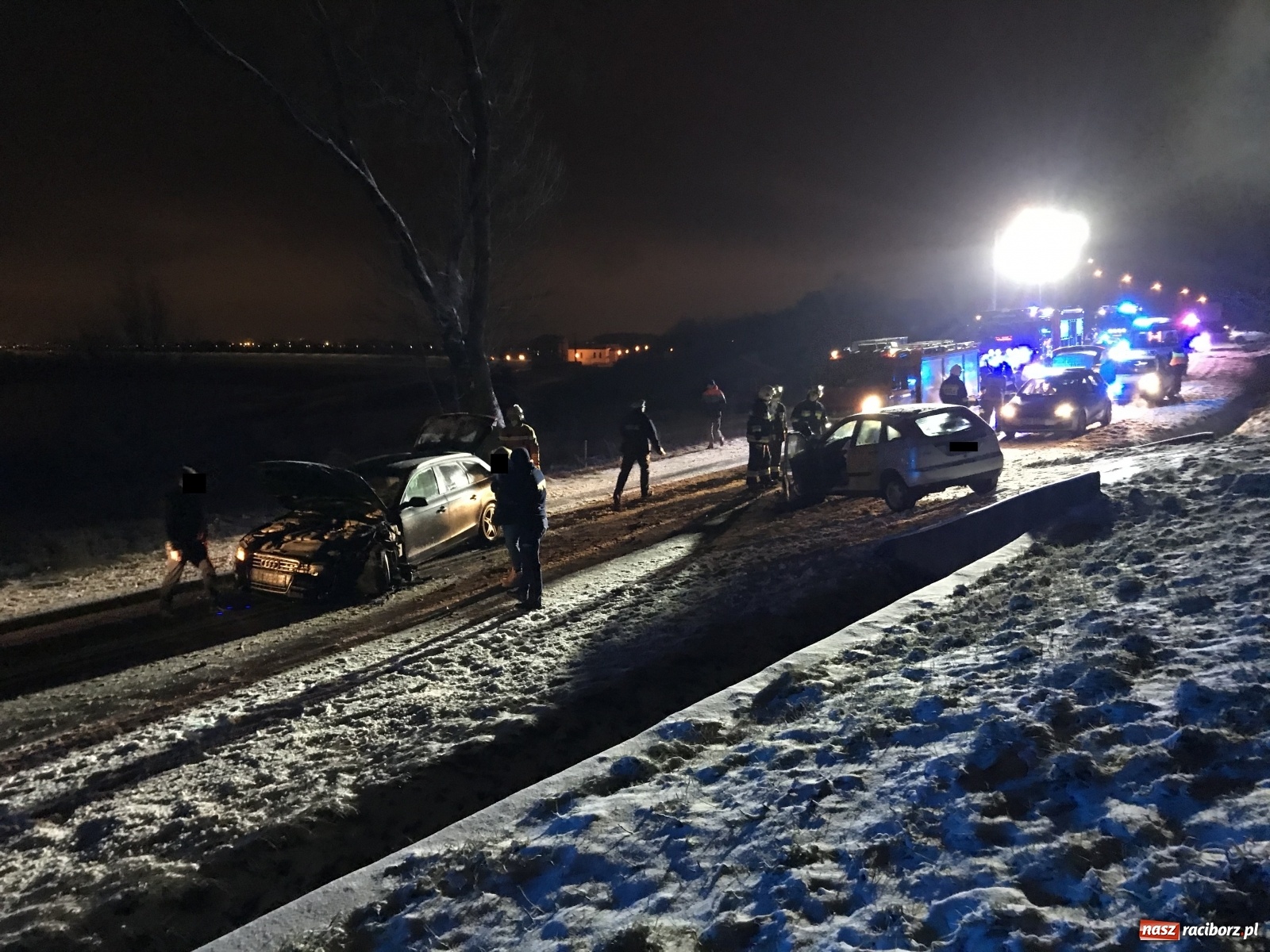 Zdjęcie w galerii na portalu naszraciborz.pl: Czołowe zderzenie na Brzeskiej. Fatalne warunki na drogach [FOTO] wiadomości z regionu