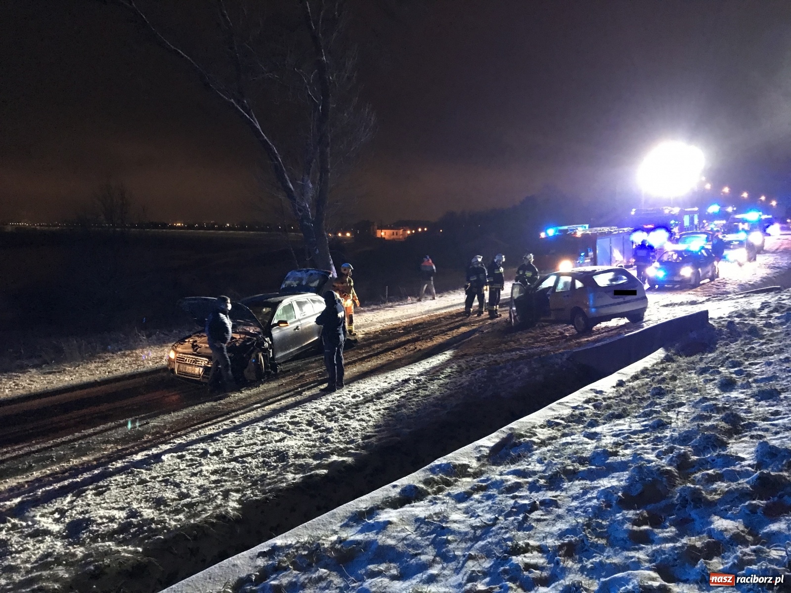 Zdjęcie w galerii na portalu naszraciborz.pl: Czołowe zderzenie na Brzeskiej. Fatalne warunki na drogach [FOTO] wiadomości z regionu