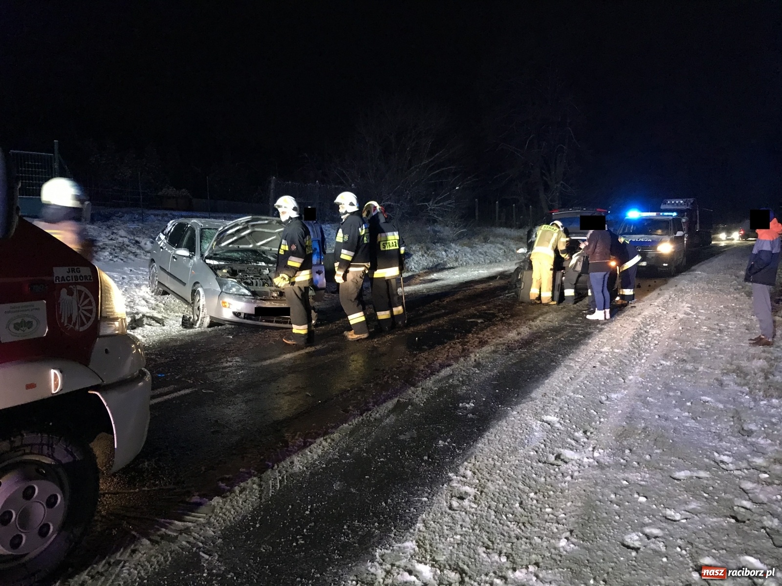 Zdjęcie w galerii na portalu naszraciborz.pl: Czołowe zderzenie na Brzeskiej. Fatalne warunki na drogach [FOTO] wiadomości z regionu
