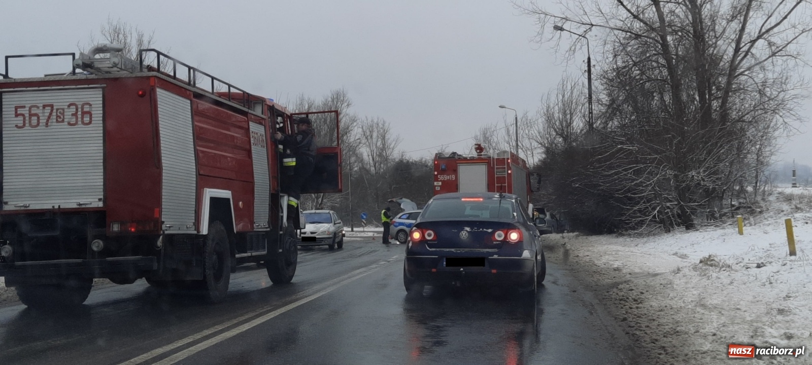 Zdjęcie w galerii na portalu naszraciborz.pl: Czołowe zderzenie na Brzeskiej. Fatalne warunki na drogach [FOTO] wiadomości z regionu