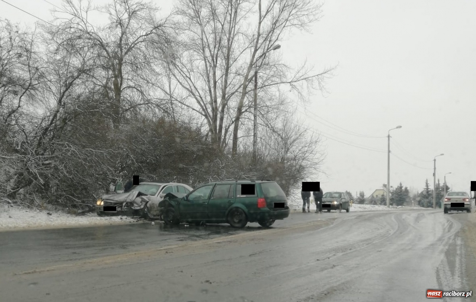 Zdjęcie w galerii na portalu naszraciborz.pl: Czołowe zderzenie na Brzeskiej. Fatalne warunki na drogach [FOTO] wiadomości z regionu