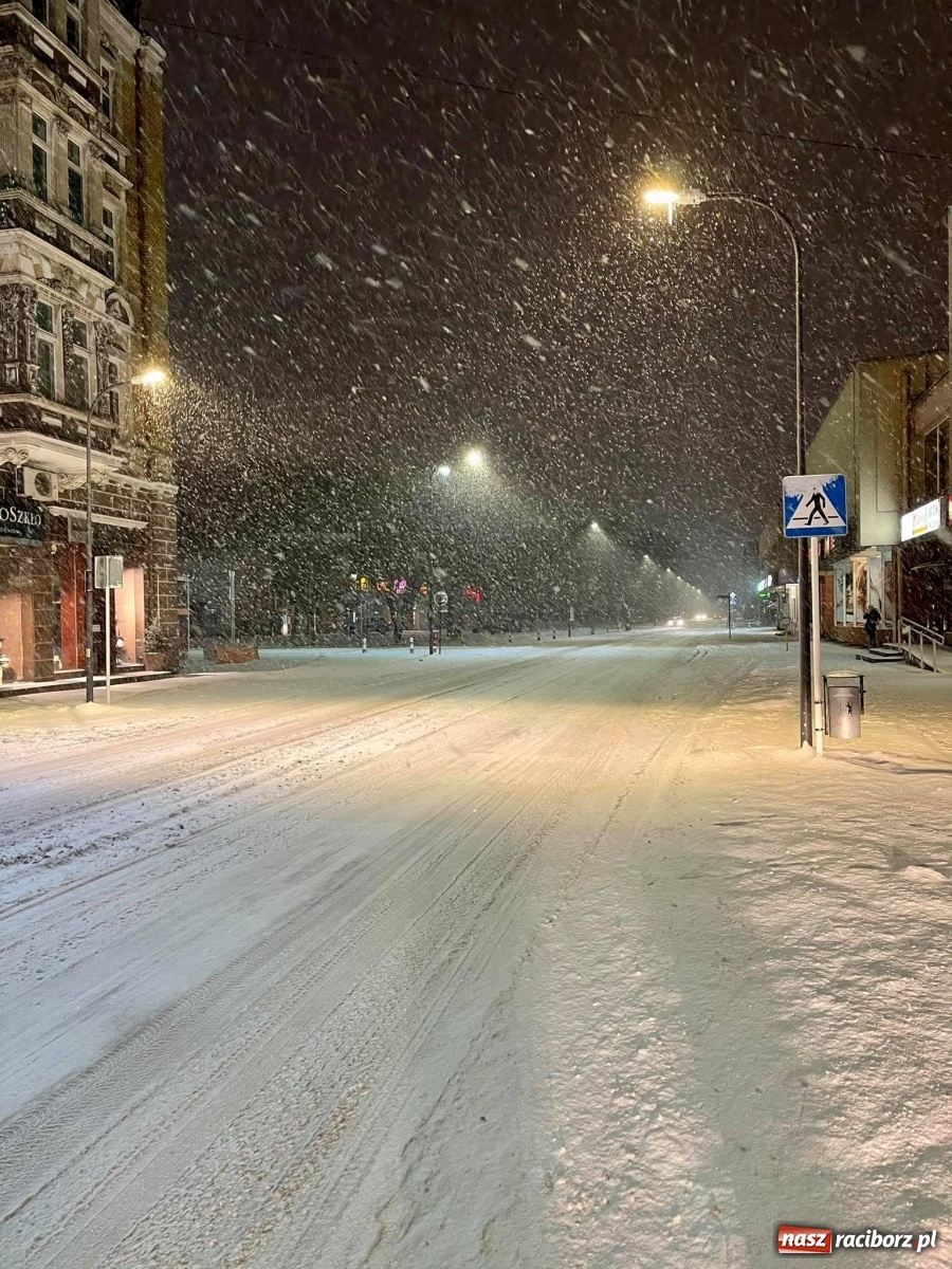 Zdjęcie w galerii na portalu naszraciborz.pl: Drogi toną w śniegu. Ratusz apeluje - zwolnijmy! wiadomości z regionu