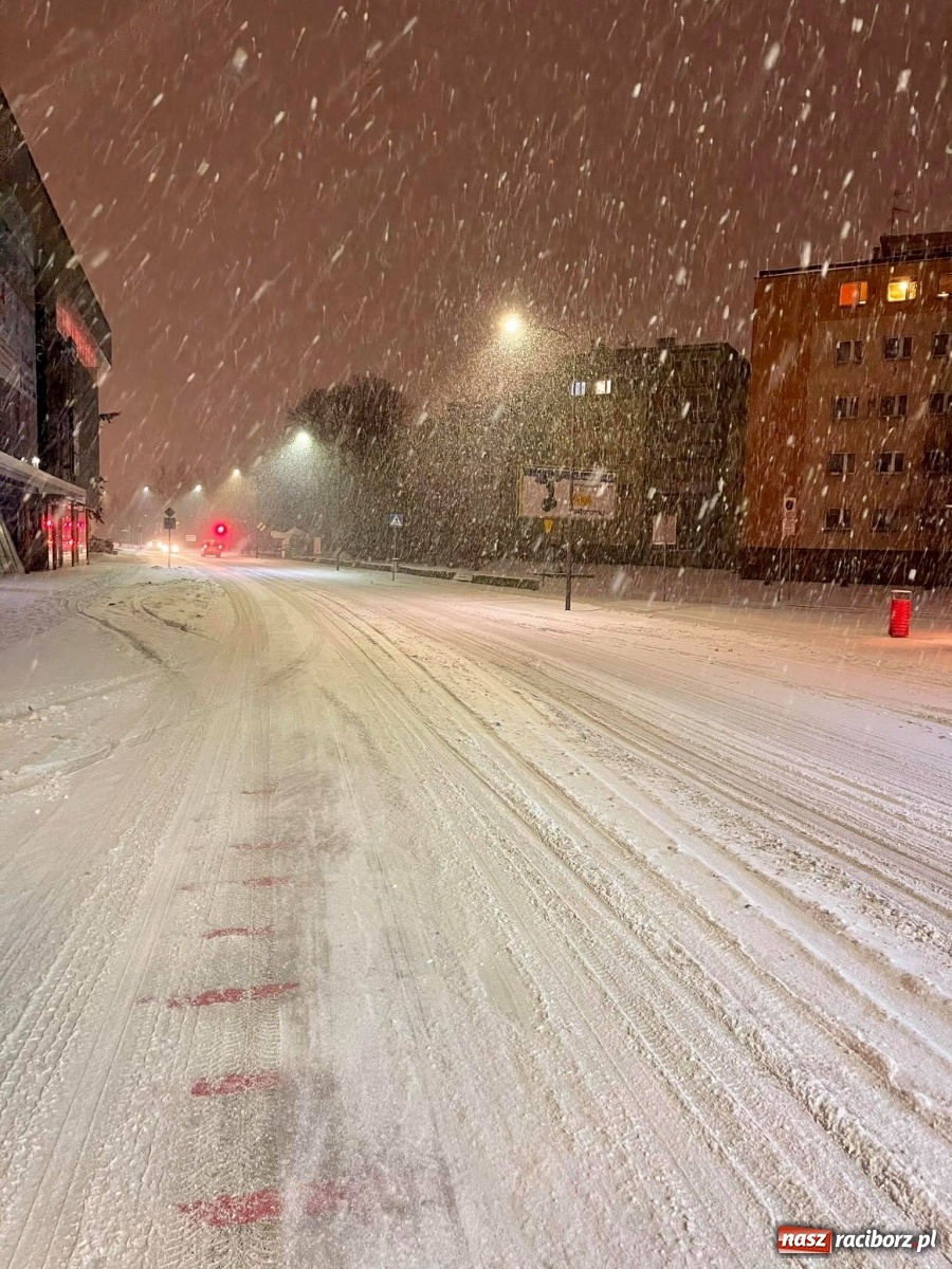 Zdjęcie w galerii na portalu naszraciborz.pl: Drogi toną w śniegu. Ratusz apeluje - zwolnijmy! wiadomości z regionu