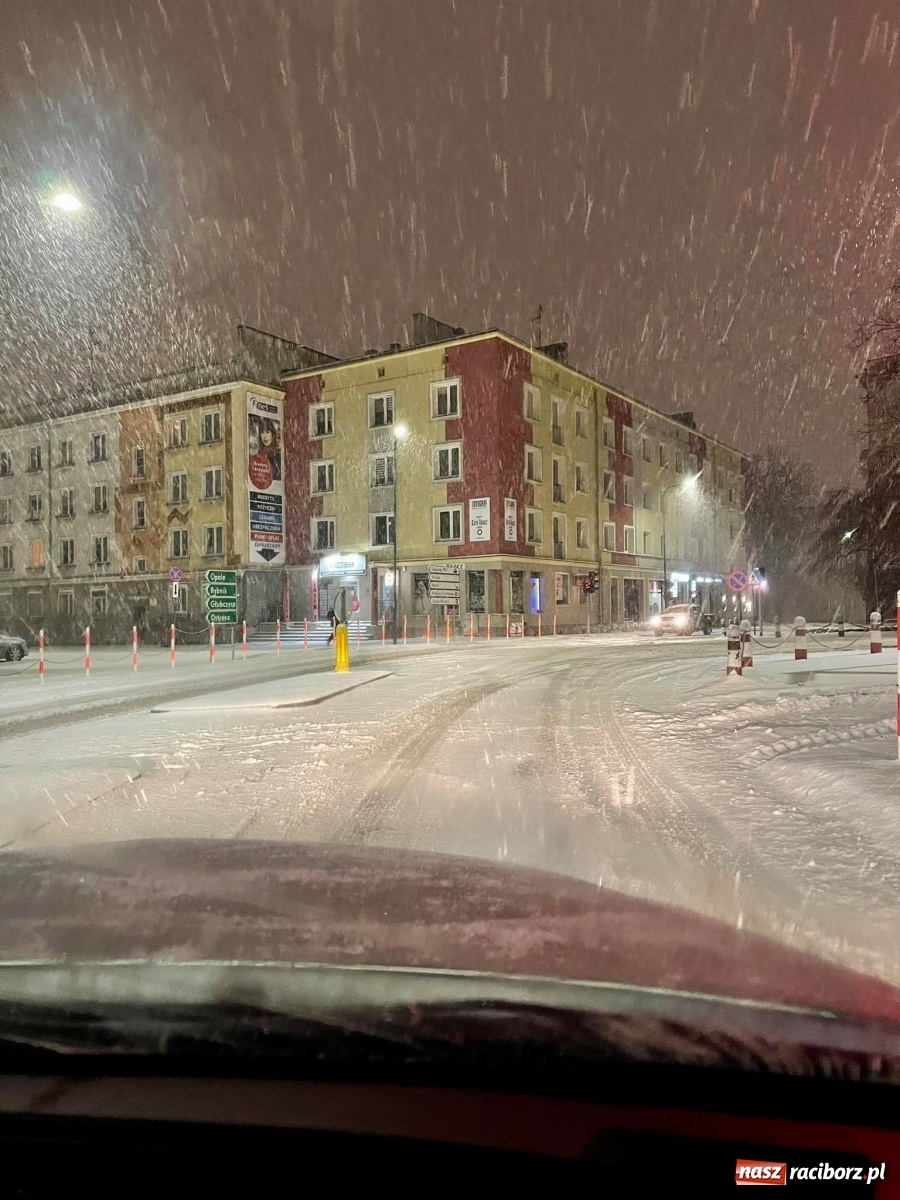 Zdjęcie w galerii na portalu naszraciborz.pl: Drogi toną w śniegu. Ratusz apeluje - zwolnijmy! wiadomości z regionu
