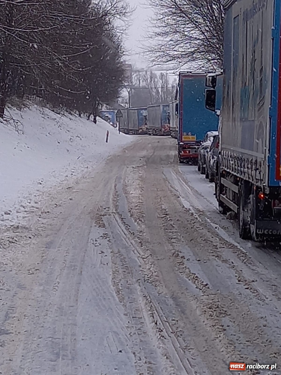 Zdjęcie w galerii na portalu naszraciborz.pl: Drogi toną w śniegu. Ratusz apeluje - zwolnijmy! wiadomości z regionu