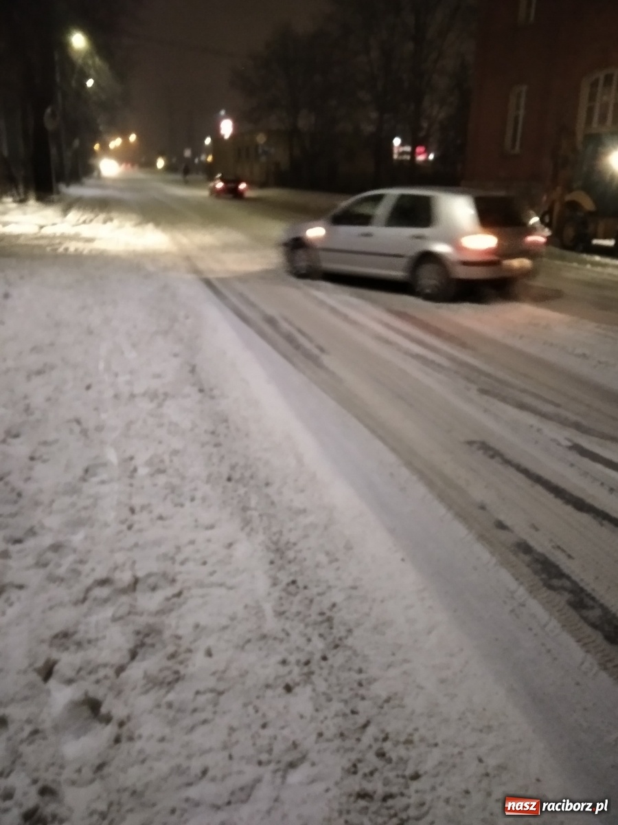 Zdjęcie w galerii na portalu naszraciborz.pl: Drogi toną w śniegu. Ratusz apeluje - zwolnijmy! wiadomości z regionu