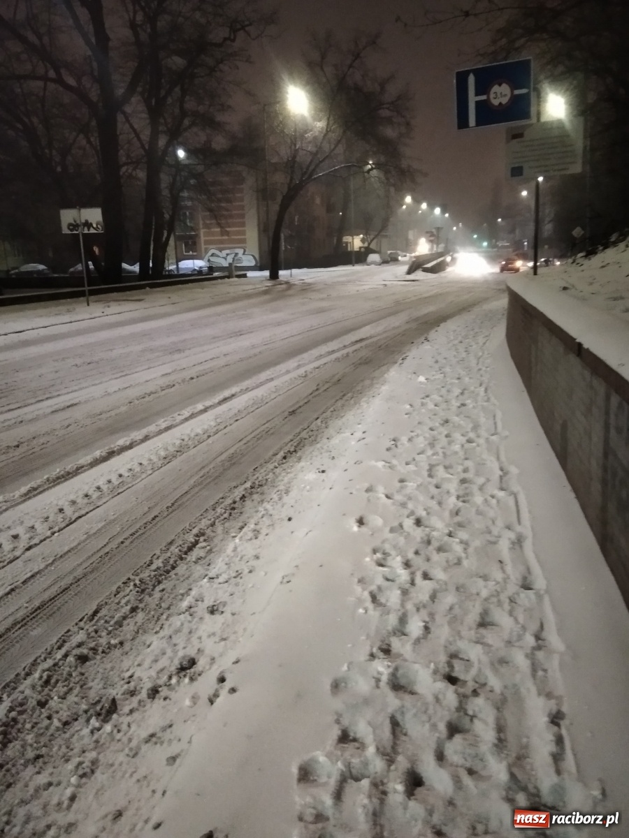 Zdjęcie w galerii na portalu naszraciborz.pl: Drogi toną w śniegu. Ratusz apeluje - zwolnijmy! wiadomości z regionu